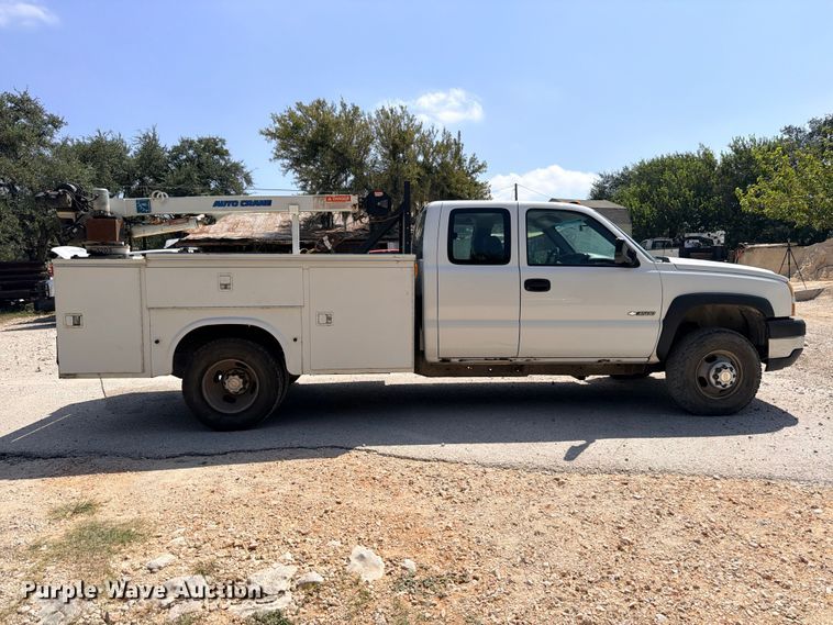 image for item ED5458 2007 Chevrolet Silverado 3500HD Ext. Cab utility bed pickup truck