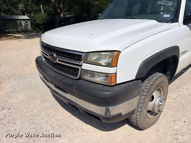 image for item ED5458 2007 Chevrolet Silverado 3500HD Ext. Cab utility bed pickup truck