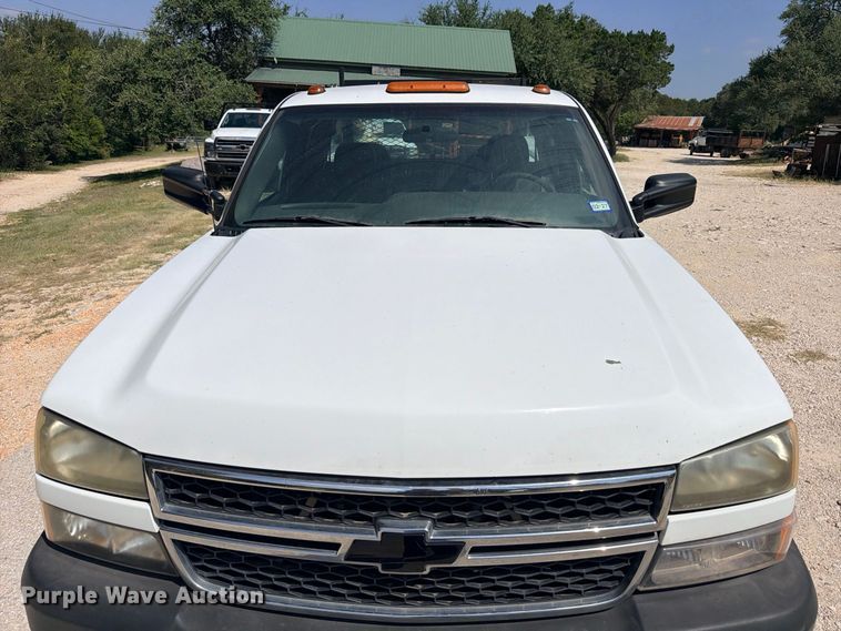 image for item ED5458 2007 Chevrolet Silverado 3500HD Ext. Cab utility bed pickup truck