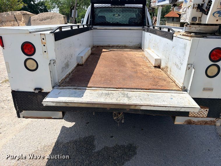 image for item ED5458 2007 Chevrolet Silverado 3500HD Ext. Cab utility bed pickup truck