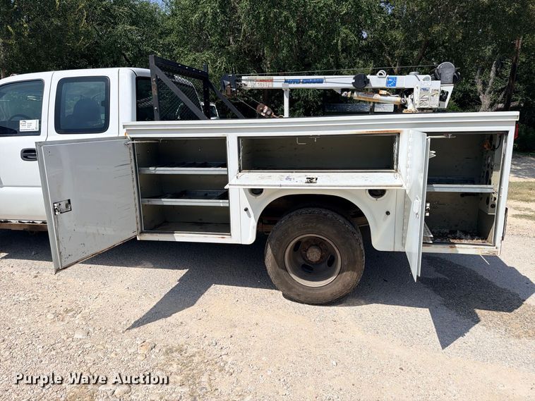 image for item ED5458 2007 Chevrolet Silverado 3500HD Ext. Cab utility bed pickup truck