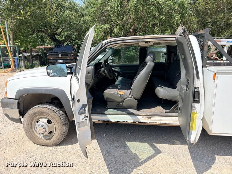 image for item ED5458 2007 Chevrolet Silverado 3500HD Ext. Cab utility bed pickup truck