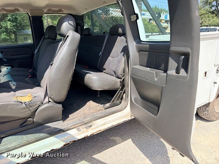 image for item ED5458 2007 Chevrolet Silverado 3500HD Ext. Cab utility bed pickup truck