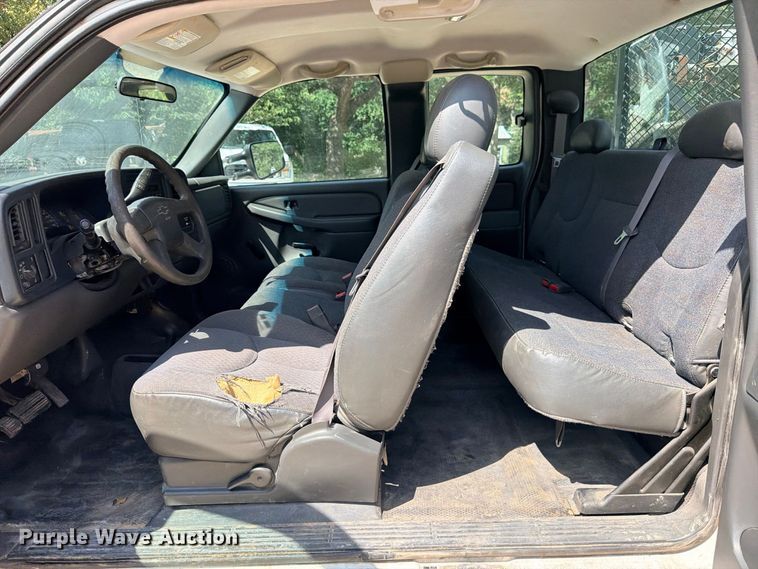 image for item ED5458 2007 Chevrolet Silverado 3500HD Ext. Cab utility bed pickup truck
