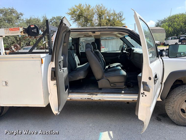 image for item ED5458 2007 Chevrolet Silverado 3500HD Ext. Cab utility bed pickup truck