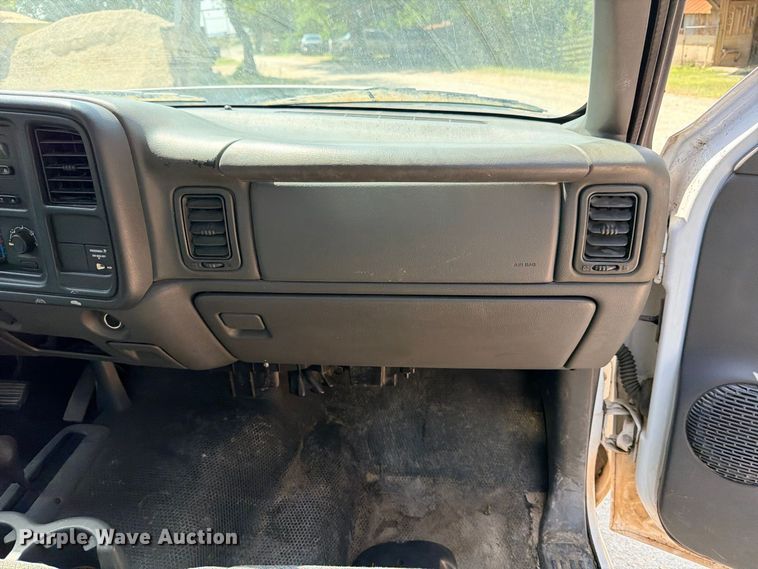 image for item ED5458 2007 Chevrolet Silverado 3500HD Ext. Cab utility bed pickup truck