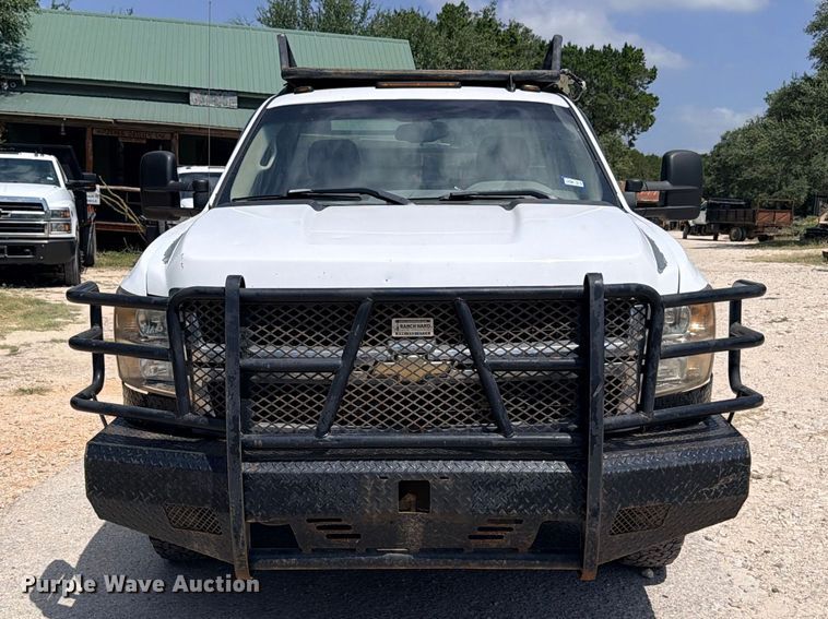image for item ED5462 2008 Chevrolet Silverado 3500HD flatbed pickup truck