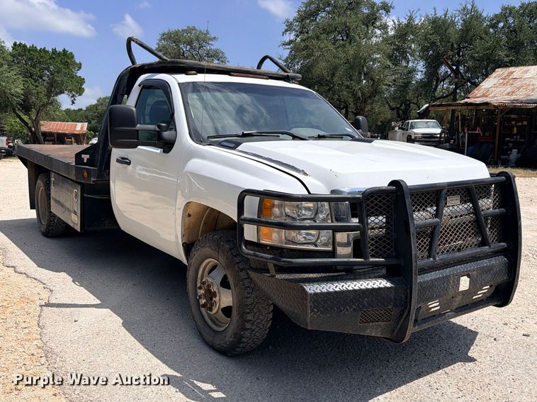 image for item ED5462 2008 Chevrolet Silverado 3500HD flatbed pickup truck