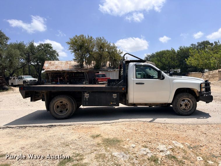 image for item ED5462 2008 Chevrolet Silverado 3500HD flatbed pickup truck