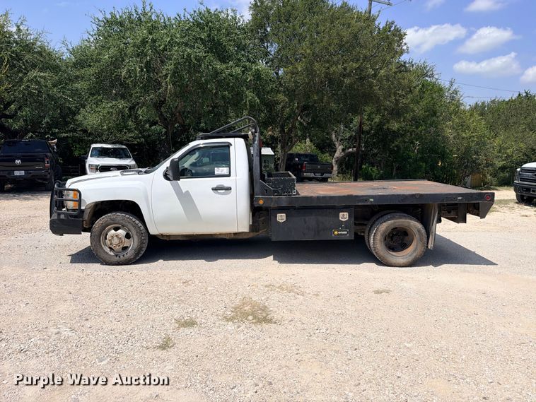 image for item ED5462 2008 Chevrolet Silverado 3500HD flatbed pickup truck