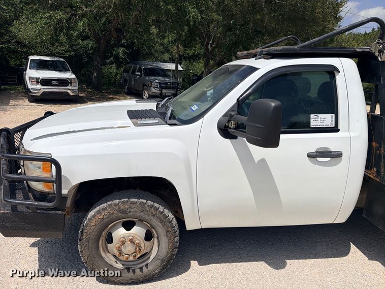 image for item ED5462 2008 Chevrolet Silverado 3500HD flatbed pickup truck