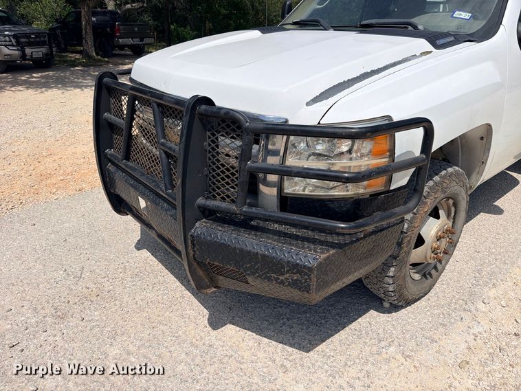 image for item ED5462 2008 Chevrolet Silverado 3500HD flatbed pickup truck