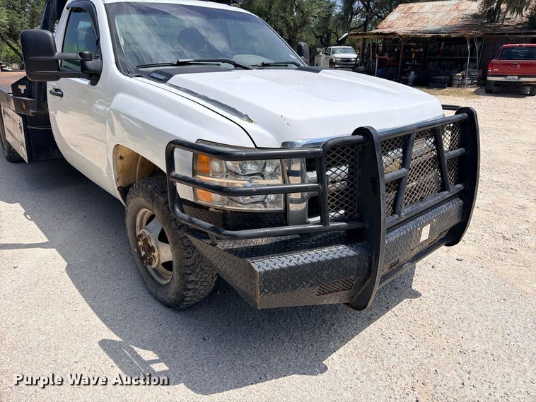 image for item ED5462 2008 Chevrolet Silverado 3500HD flatbed pickup truck