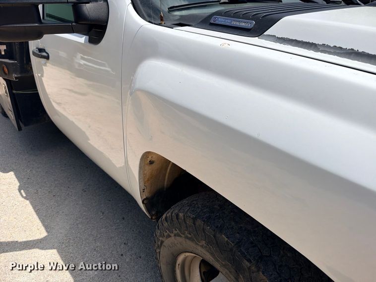 image for item ED5462 2008 Chevrolet Silverado 3500HD flatbed pickup truck