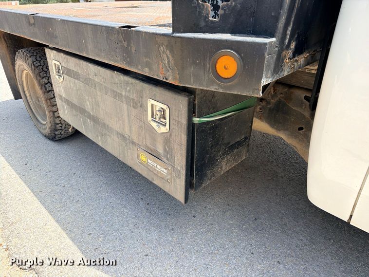 image for item ED5462 2008 Chevrolet Silverado 3500HD flatbed pickup truck