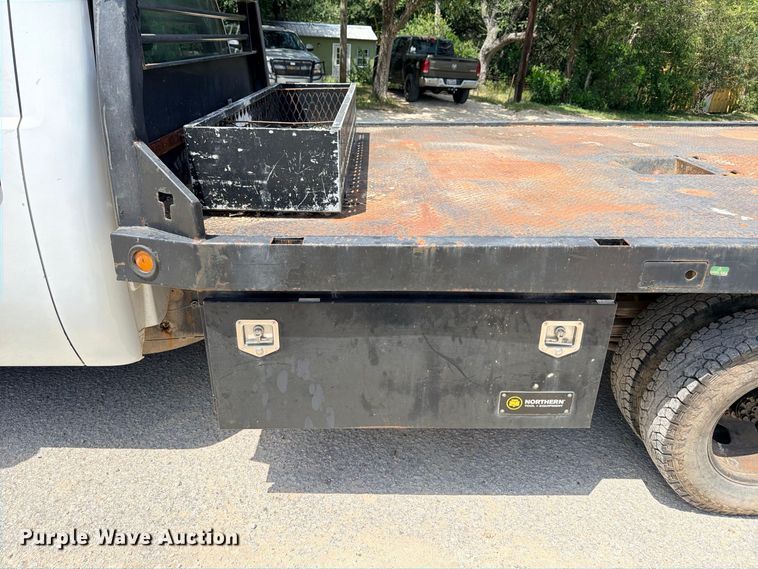 image for item ED5462 2008 Chevrolet Silverado 3500HD flatbed pickup truck
