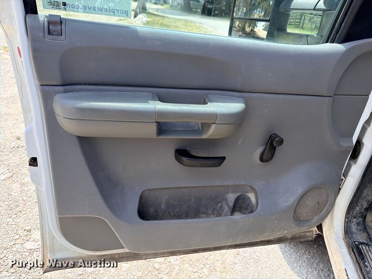image for item ED5462 2008 Chevrolet Silverado 3500HD flatbed pickup truck