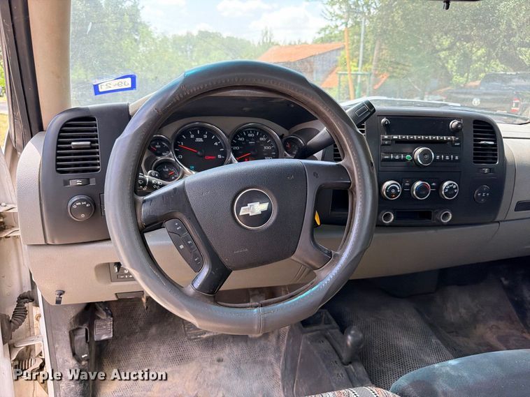 image for item ED5462 2008 Chevrolet Silverado 3500HD flatbed pickup truck