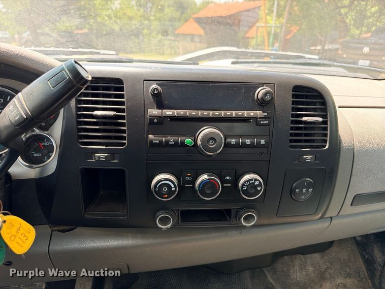 image for item ED5462 2008 Chevrolet Silverado 3500HD flatbed pickup truck