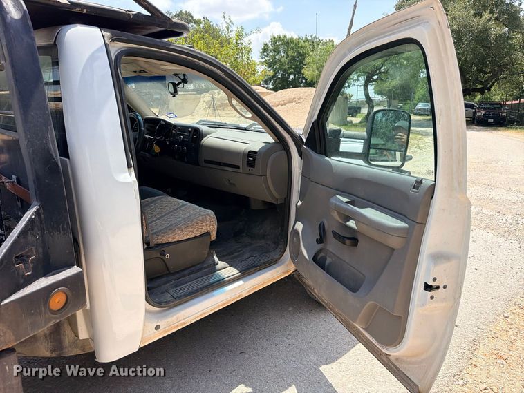 image for item ED5462 2008 Chevrolet Silverado 3500HD flatbed pickup truck
