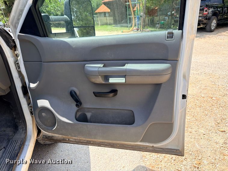 image for item ED5462 2008 Chevrolet Silverado 3500HD flatbed pickup truck