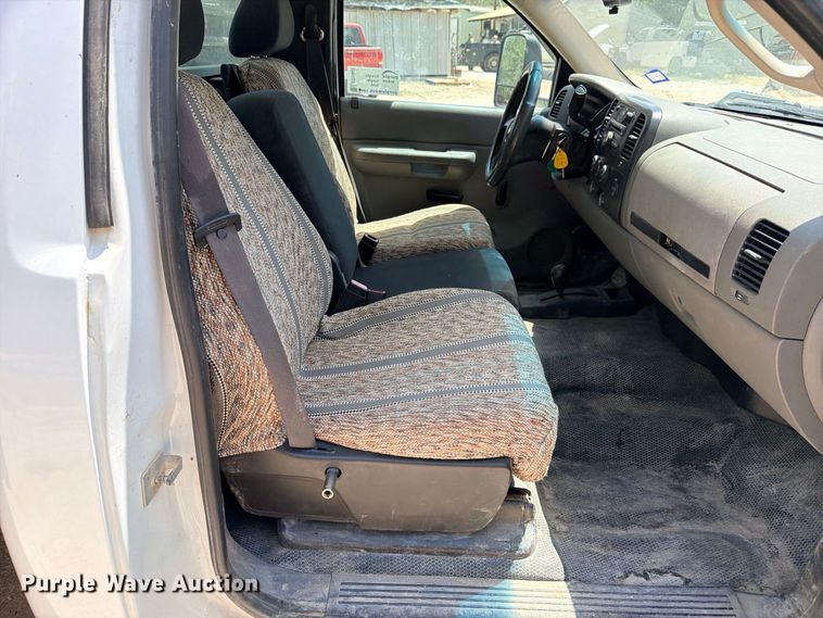 image for item ED5462 2008 Chevrolet Silverado 3500HD flatbed pickup truck