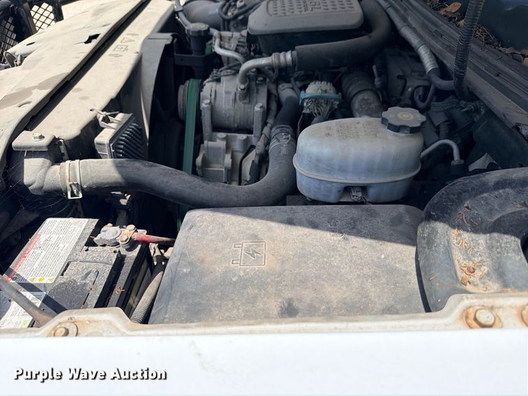 image for item ED5462 2008 Chevrolet Silverado 3500HD flatbed pickup truck