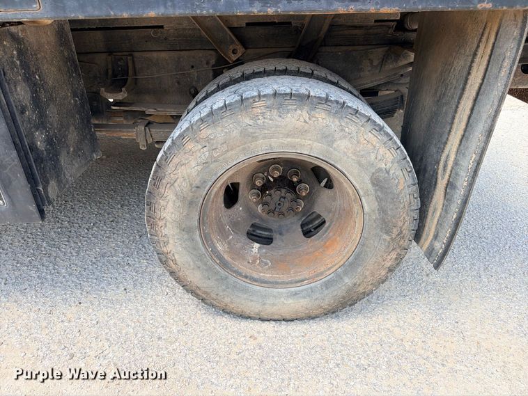 image for item ED5462 2008 Chevrolet Silverado 3500HD flatbed pickup truck