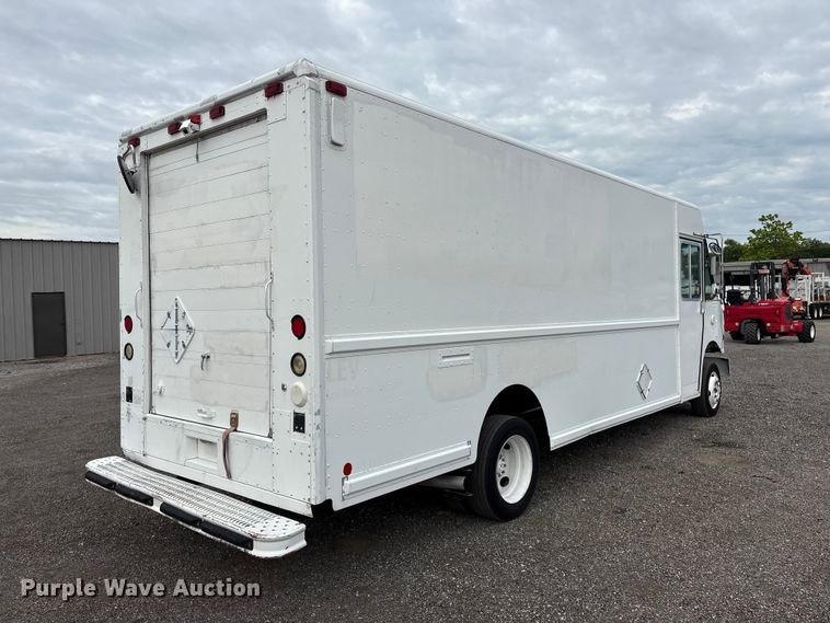image for item EG9195 2001 Freightliner Mt 55 Chassis delivery truck