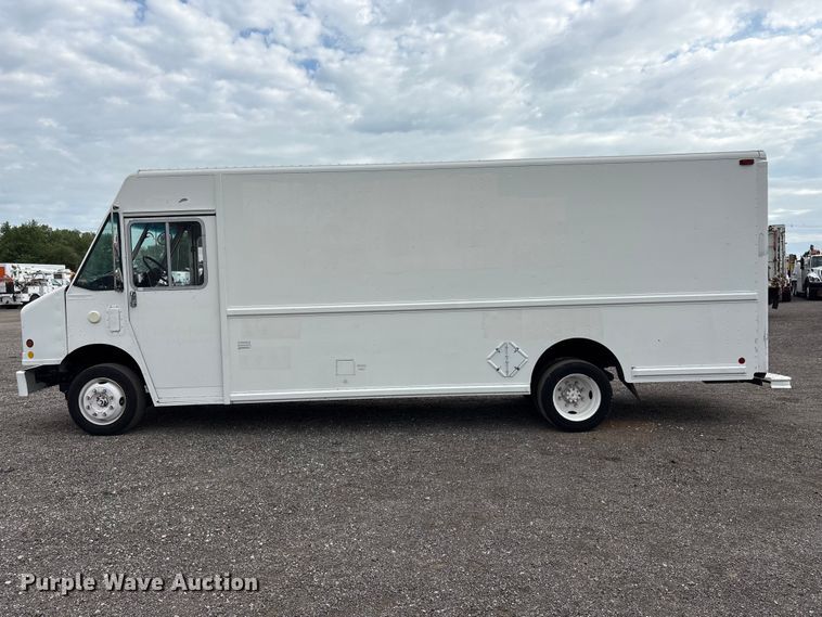 image for item EG9195 2001 Freightliner Mt 55 Chassis delivery truck