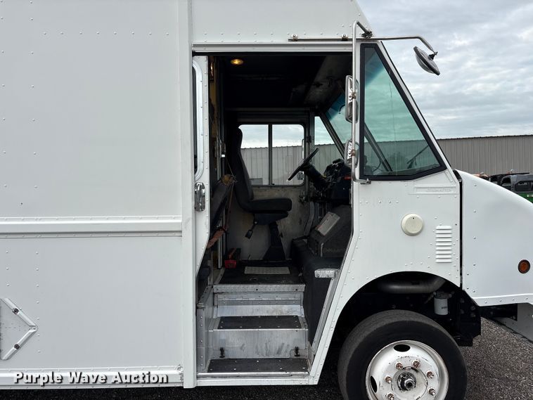 image for item EG9195 2001 Freightliner Mt 55 Chassis delivery truck