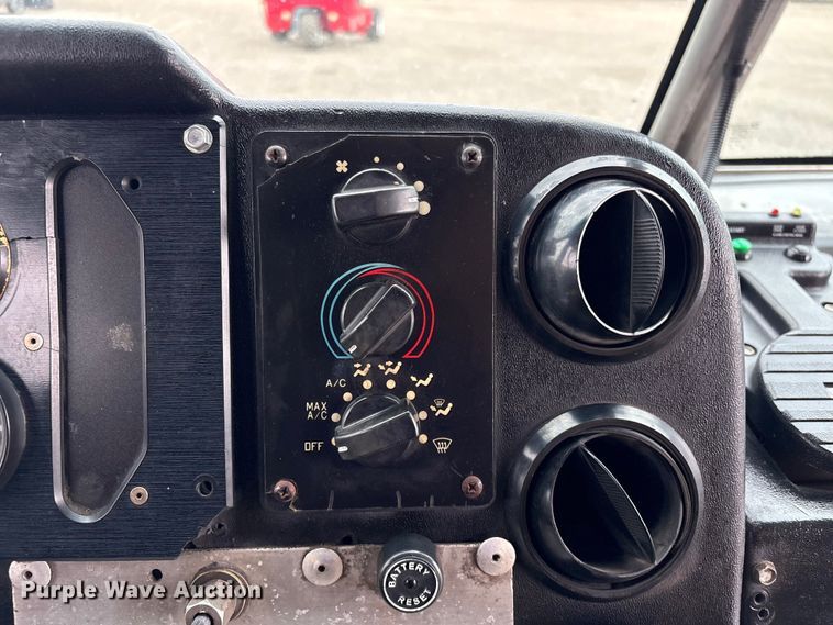 image for item EG9195 2001 Freightliner Mt 55 Chassis delivery truck