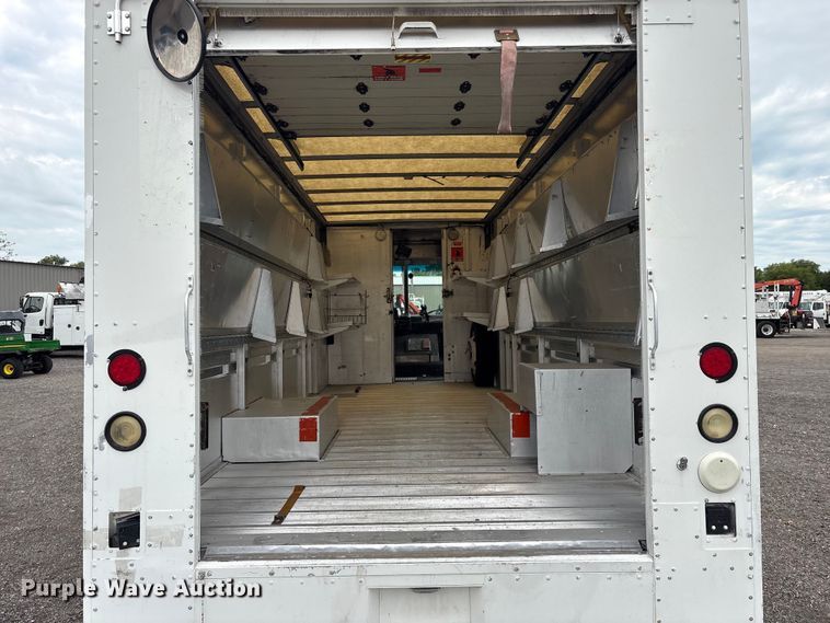 image for item EG9195 2001 Freightliner Mt 55 Chassis delivery truck