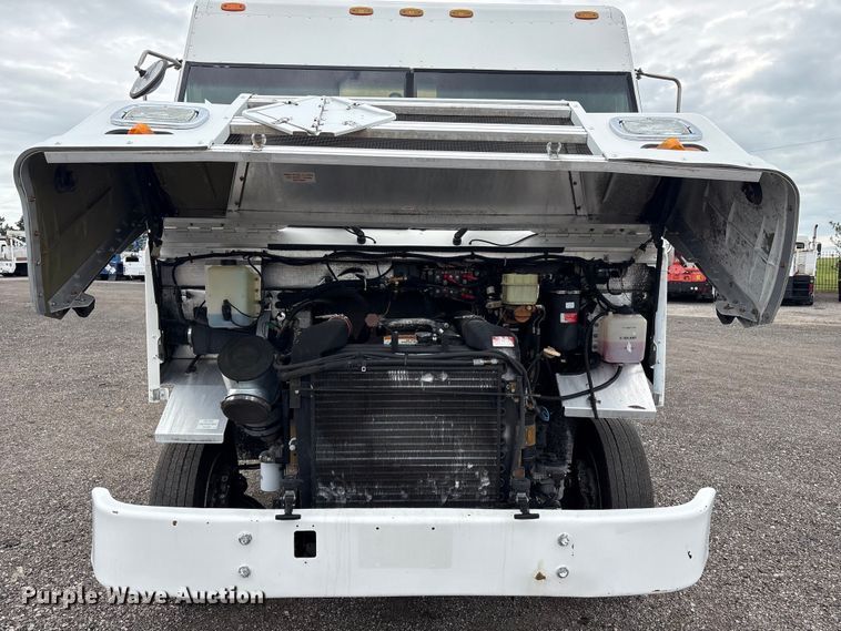 image for item EG9195 2001 Freightliner Mt 55 Chassis delivery truck