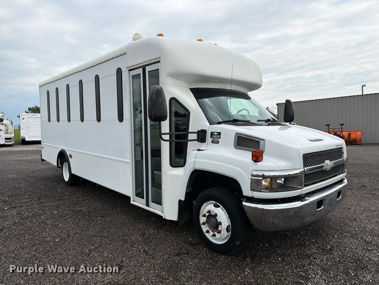 image for item EG9235 2008 Chevrolet C5500 shuttle bus