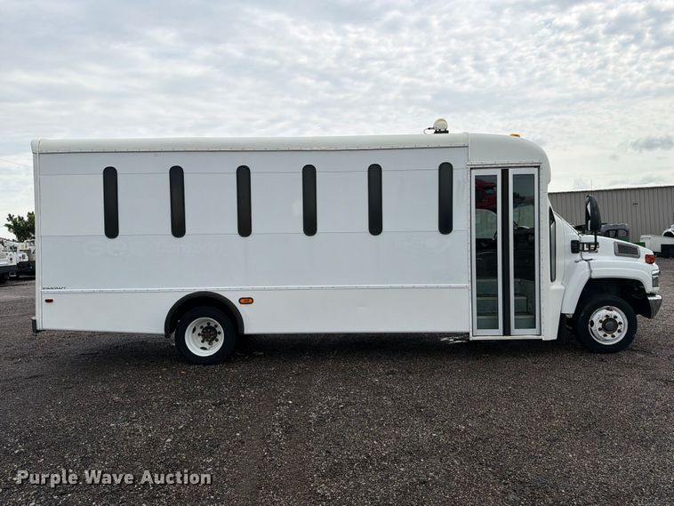 image for item EG9235 2008 Chevrolet C5500 shuttle bus