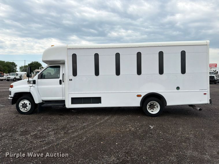 image for item EG9235 2008 Chevrolet C5500 shuttle bus