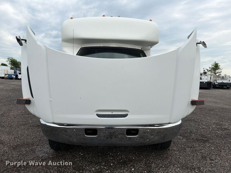 image for item EG9235 2008 Chevrolet C5500 shuttle bus