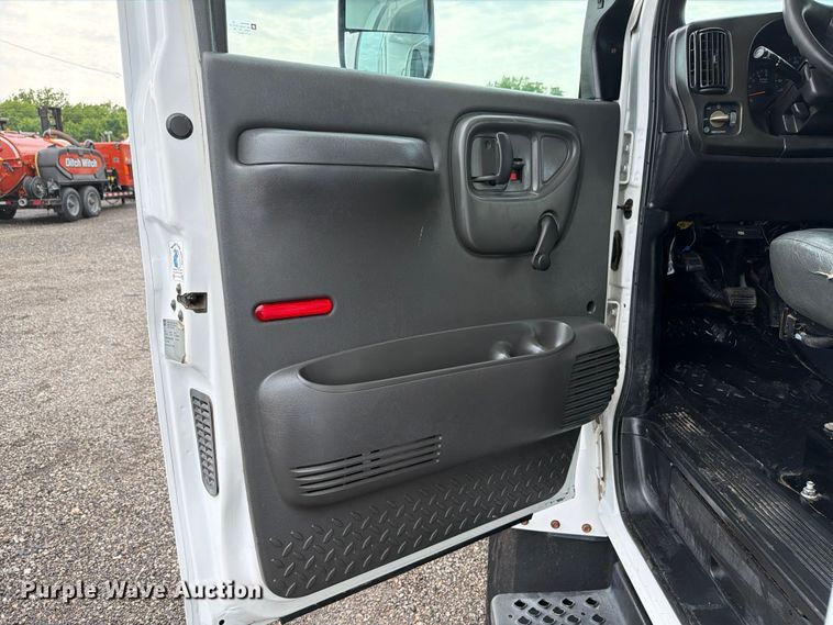 image for item EG9235 2008 Chevrolet C5500 shuttle bus