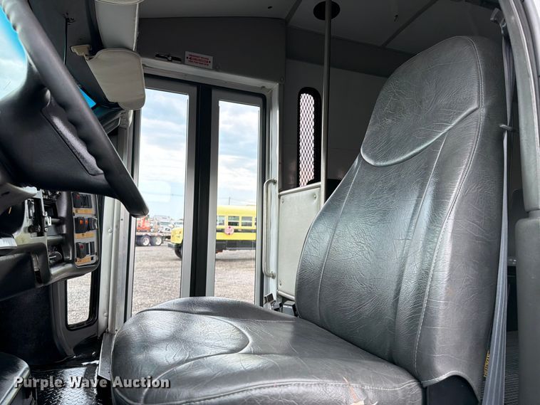 image for item EG9235 2008 Chevrolet C5500 shuttle bus