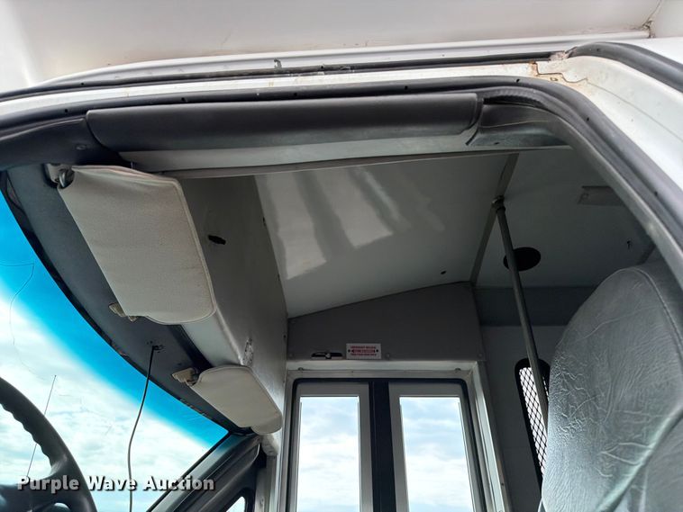 image for item EG9235 2008 Chevrolet C5500 shuttle bus