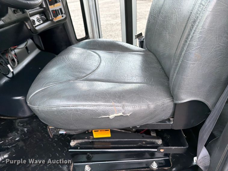 image for item EG9235 2008 Chevrolet C5500 shuttle bus