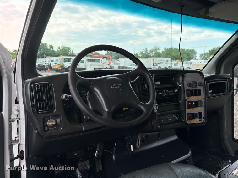 image for item EG9235 2008 Chevrolet C5500 shuttle bus