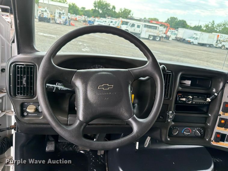 image for item EG9235 2008 Chevrolet C5500 shuttle bus