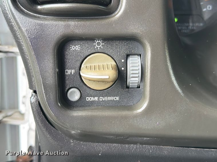 image for item EG9235 2008 Chevrolet C5500 shuttle bus