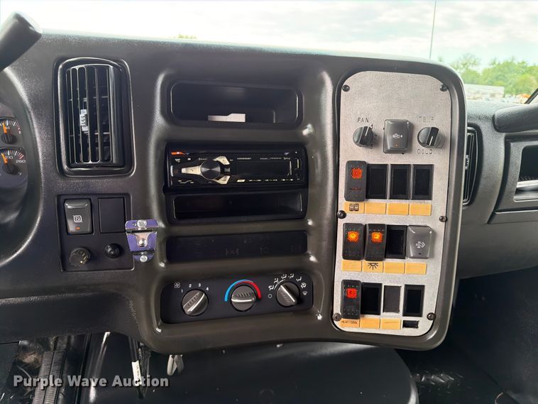 image for item EG9235 2008 Chevrolet C5500 shuttle bus