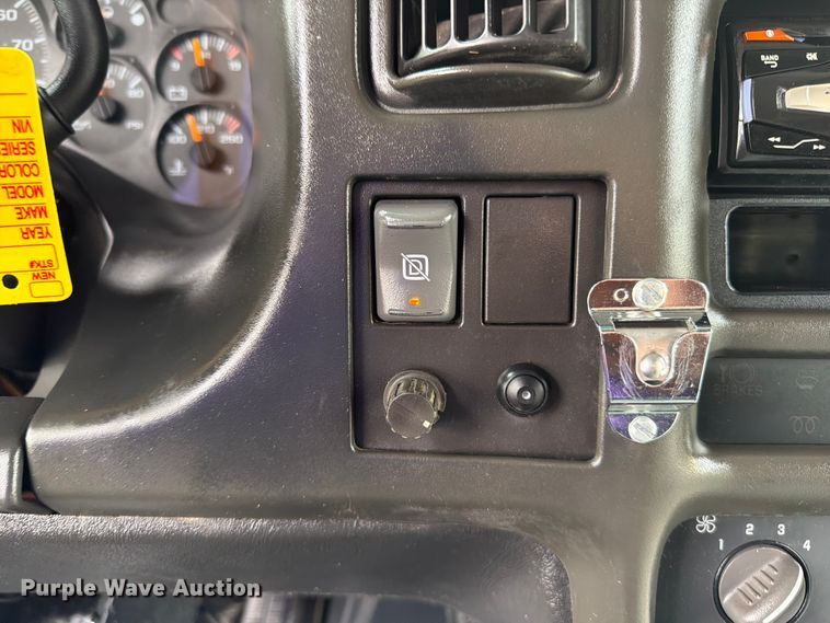 image for item EG9235 2008 Chevrolet C5500 shuttle bus