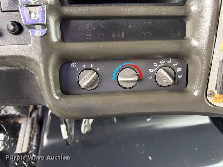 image for item EG9235 2008 Chevrolet C5500 shuttle bus
