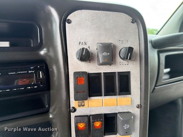 image for item EG9235 2008 Chevrolet C5500 shuttle bus