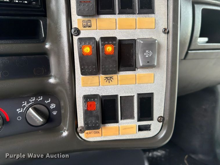 image for item EG9235 2008 Chevrolet C5500 shuttle bus
